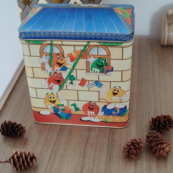 Letters to Santa 🎅 M&Ms Post Office | Christmas Tin - Picture 6 of 11